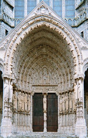Central porch of Chartres cathedrale Chartre 041130 Melusin (GFDL)